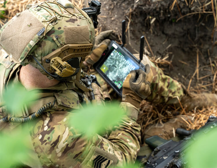 軍人蹲坐操作觸控裝置