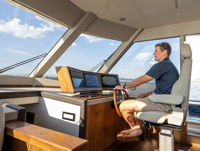 船長看著觸控螢幕顯示方位一邊航行著